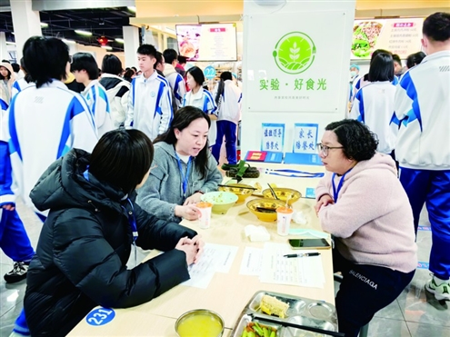 “家长陪餐”与“校长陪餐”有效结合,彰显学校现代治理方式的规范化